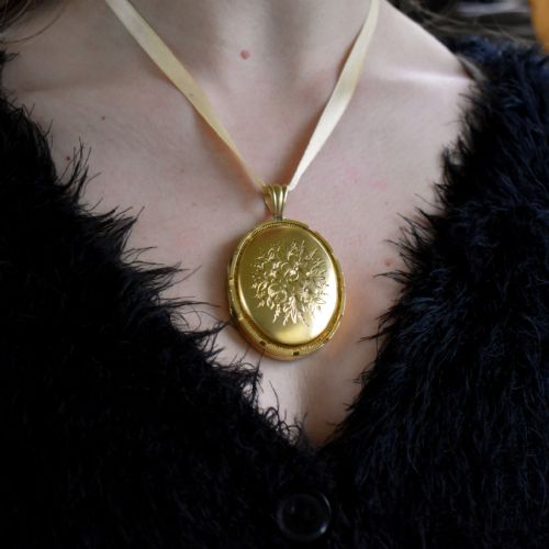 Antique Victorian Floral Engraved Fancy Oval Gold Gilt Photo Locket Pendant