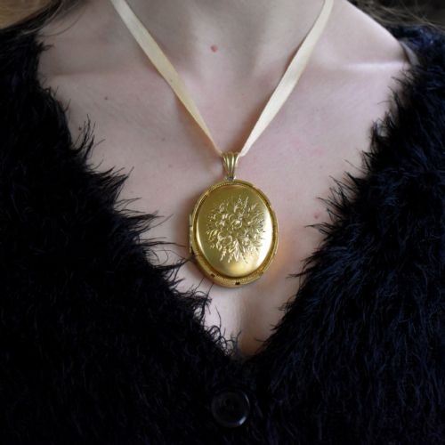 fig 3. Antique Victorian Floral Engraved Fancy Oval Gold Gilt Photo Locket Pendant