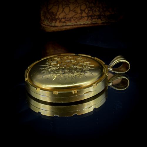 fig 4. Antique Victorian Floral Engraved Fancy Oval Gold Gilt Photo Locket Pendant