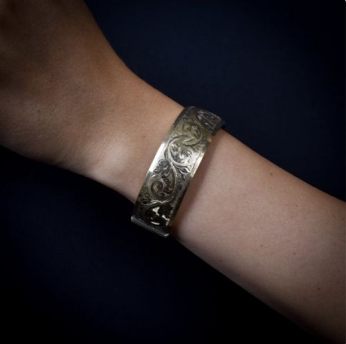 fig 1. Vintage 9CT Gold Metal Core Engraved Bangle Bracelet