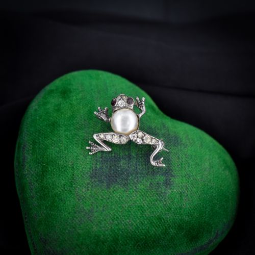 VINTAGE PASTE AND PEARL SILVER FROG BROOCH ART DECO