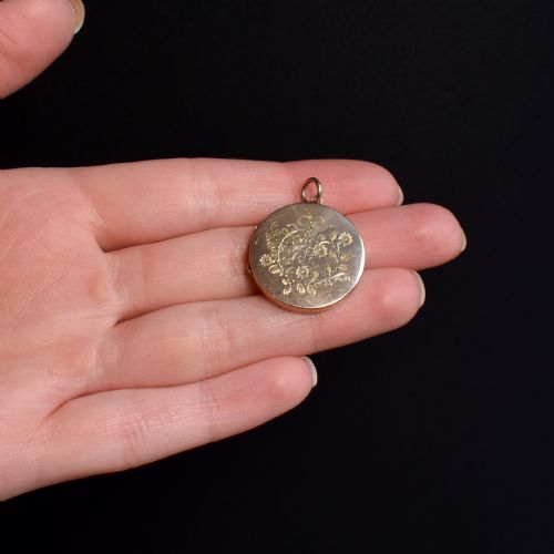 ANTIQUE 9CT GOLD ROUND FLOWER SWALLOW BIRD LOCKET PENDANT INITIALLED 'EL' - ADDITIONAL PHOTO 3