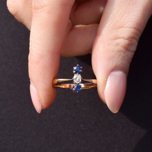 ANTIQUE BLUE SAPPHIRE AND DIAMOND THREE STONE 18CT GOLD RING - ADDITIONAL PHOTO 7