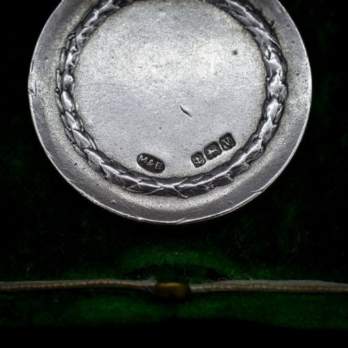 VINTAGE GOLF 'GOLFER' MEDAL MEDALLION PENDANT DATED 1945 - ADDITIONAL PHOTO 1