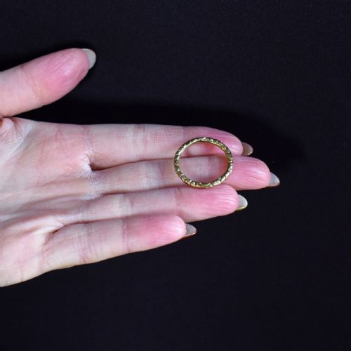 ANTIQUE LARGE GEORGIAN 12CT GOLD ENGRAVED SPLIT RING 24MM - ADDITIONAL PHOTO 4
