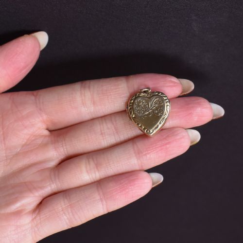 VINTAGE 9CT YELLOW GOLD ENGRAVED FANCY HEART LOCKET PENDANT - ADDITIONAL PHOTO 6