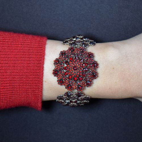ANTIQUE VICTORIAN BOHEMIAN GARNET BRACELET CIRCA1890 - ADDITIONAL PHOTO 1