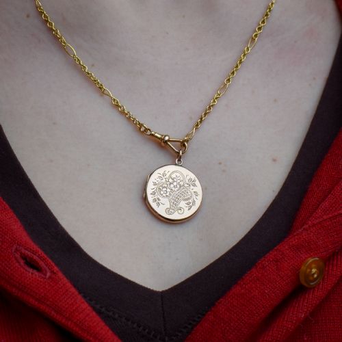 ANTIQUE ENGRAVED FANCY ROUND FLOWER BASKET AND SWALLOW BIRD GOLD LOCKET PENDANT - ADDITIONAL PHOTO 1