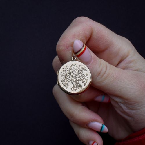 ANTIQUE ENGRAVED FANCY ROUND FLOWER BASKET AND SWALLOW BIRD GOLD LOCKET PENDANT - ADDITIONAL PHOTO 2