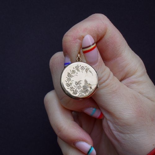 ANTIQUE ENGRAVED FANCY ROUND FLOWER BASKET AND SWALLOW BIRD GOLD LOCKET PENDANT - ADDITIONAL PHOTO 3