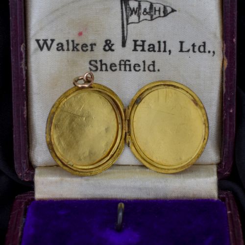 ANTIQUE ENGRAVED FANCY ROUND FLOWER BASKET AND SWALLOW BIRD GOLD LOCKET PENDANT - ADDITIONAL PHOTO 9