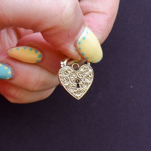 VINTAGE 9CT YELLOW GOLD ENGRAVED FANCY HEART PADLOCK CHARM PENDANT - ADDITIONAL PHOTO 1