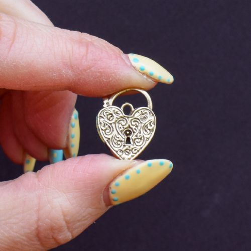 VINTAGE 9CT YELLOW GOLD ENGRAVED FANCY HEART PADLOCK CHARM PENDANT - ADDITIONAL PHOTO 3