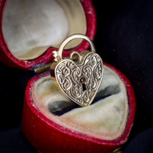 VINTAGE 9CT YELLOW GOLD ENGRAVED FANCY HEART PADLOCK CHARM PENDANT - ADDITIONAL PHOTO 4