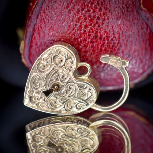 VINTAGE 9CT YELLOW GOLD ENGRAVED FANCY HEART PADLOCK CHARM PENDANT - ADDITIONAL PHOTO 8
