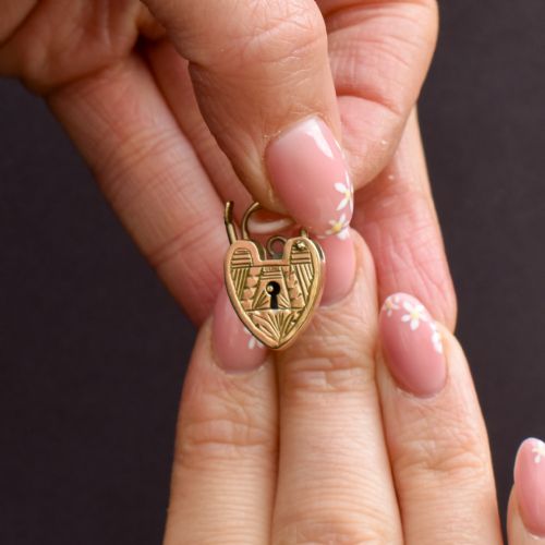 VINTAGE 9CT YELLOW GOLD ENGRAVED HEART PADLOCK CHARM PENDANT - ADDITIONAL PHOTO 1