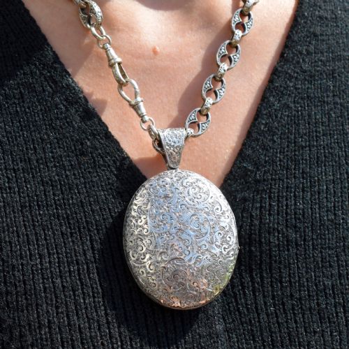 ANTIQUE VICTORIAN STERLING SILVER OVAL ENGRAVED PHOTO LOCKET PENDANT - ADDITIONAL PHOTO 7