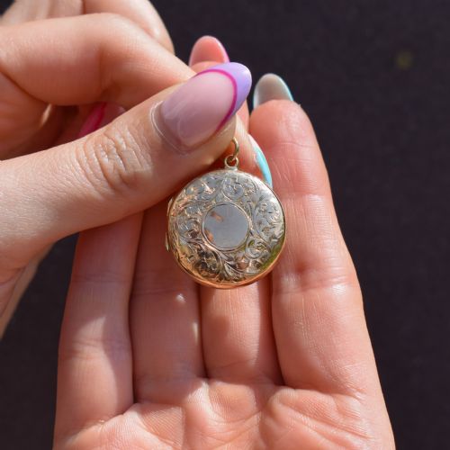 ANTIQUE 9CT GOLD ENGRAVED ROUND FANCY LOCKET BIRMINGHAM 1919 - ADDITIONAL PHOTO 1