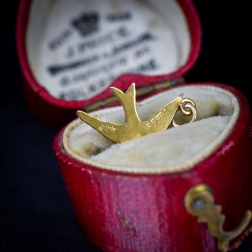 VINTAGE 9CT YELLOW GOLD SWALLOW BIRD HEART CHARM PENDANT - ADDITIONAL PHOTO 7