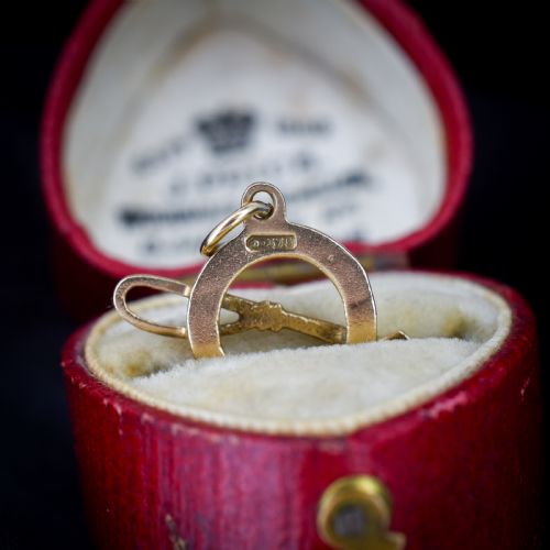 ANTIQUE 9CT GOLD LUCKY HORSESHOE AND RIDING CROP CHARM PENDANT - ADDITIONAL PHOTO 4