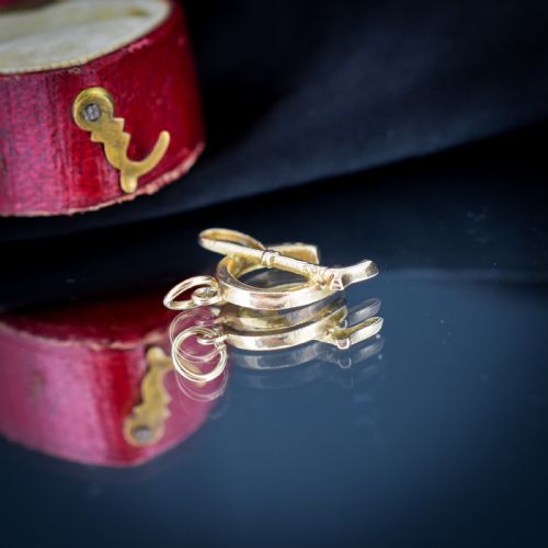 ANTIQUE 9CT GOLD LUCKY HORSESHOE AND RIDING CROP CHARM PENDANT - ADDITIONAL PHOTO 5