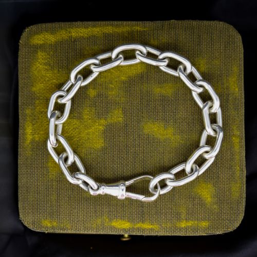 fig 1. A chunky sterling silver link bracelet with polished oval links secured by a swivel dog clip clasp.