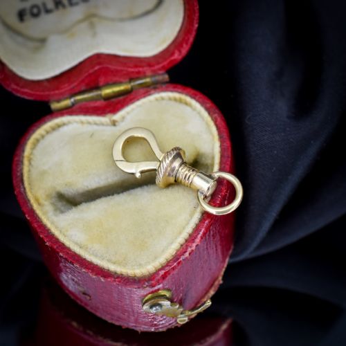 fig 1. An antique 12ct yellow gold dog clip fastener with a textured screw collar mechanism and top swivel ring.