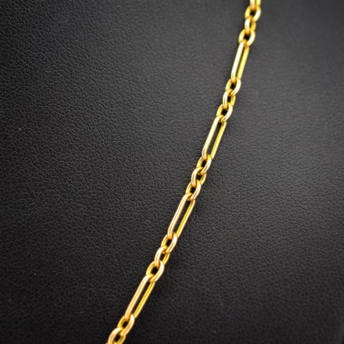 fig 2. An antique 15ct yellow gold chain featuring alternating long trombone links and short oval links with a barrel clasp.