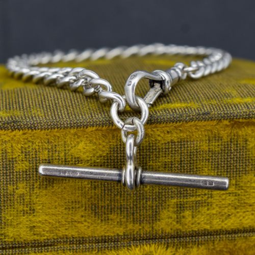 fig 1. A sterling silver curb link chain bracelet featuring a swivel dog clip fastener and a T-bar pendant.