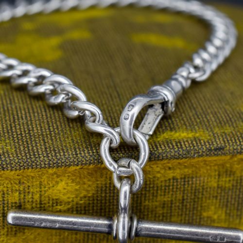 fig 2. A sterling silver curb link chain bracelet featuring a swivel dog clip fastener and a T-bar pendant.