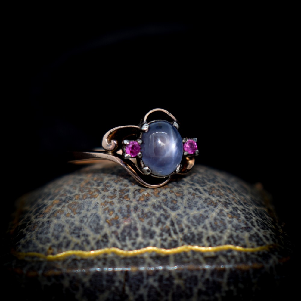 Vintage Star Sapphire and Ruby Three Stone Trilogy Twist 9ct 9K Gold Ring
