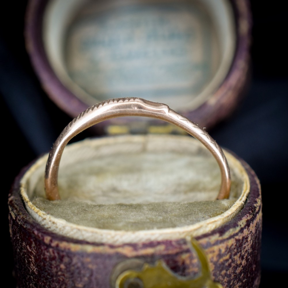 A Georgian 9ct gold split ring with hand-engraved serpent Ouroboros details.