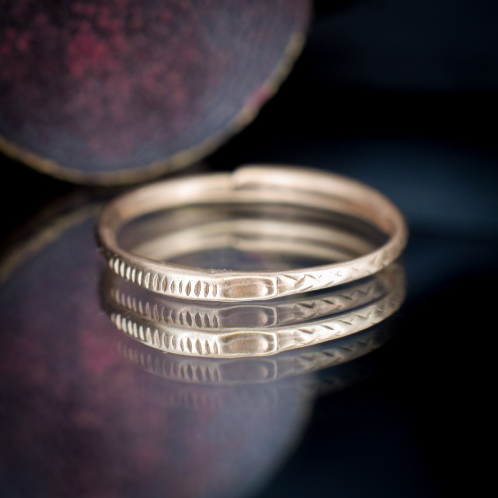A Georgian 9ct gold split ring with hand-engraved serpent Ouroboros details. View V