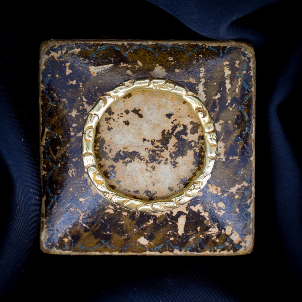 A circular Georgian 12ct yellow gold split ring featuring hand-engraved scrollwork around the outer edge. View III
