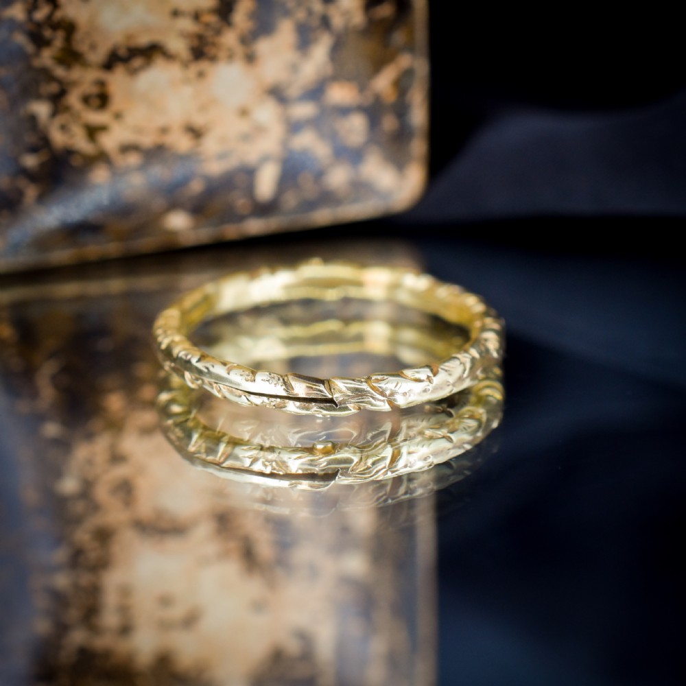 A circular Georgian 12ct yellow gold split ring featuring hand-engraved scrollwork around the outer edge. View VIII