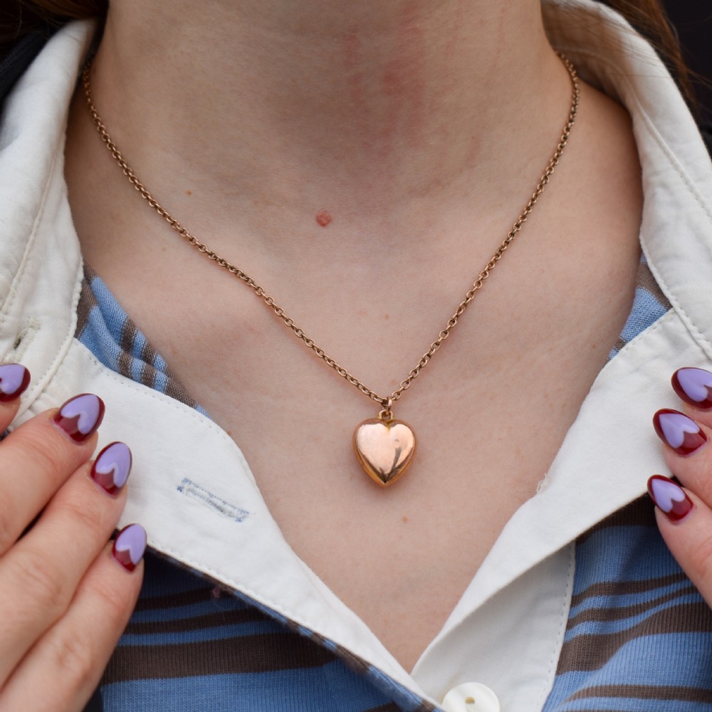 An antique 9ct yellow gold chain necklace with a smooth puffed heart pendant. View II