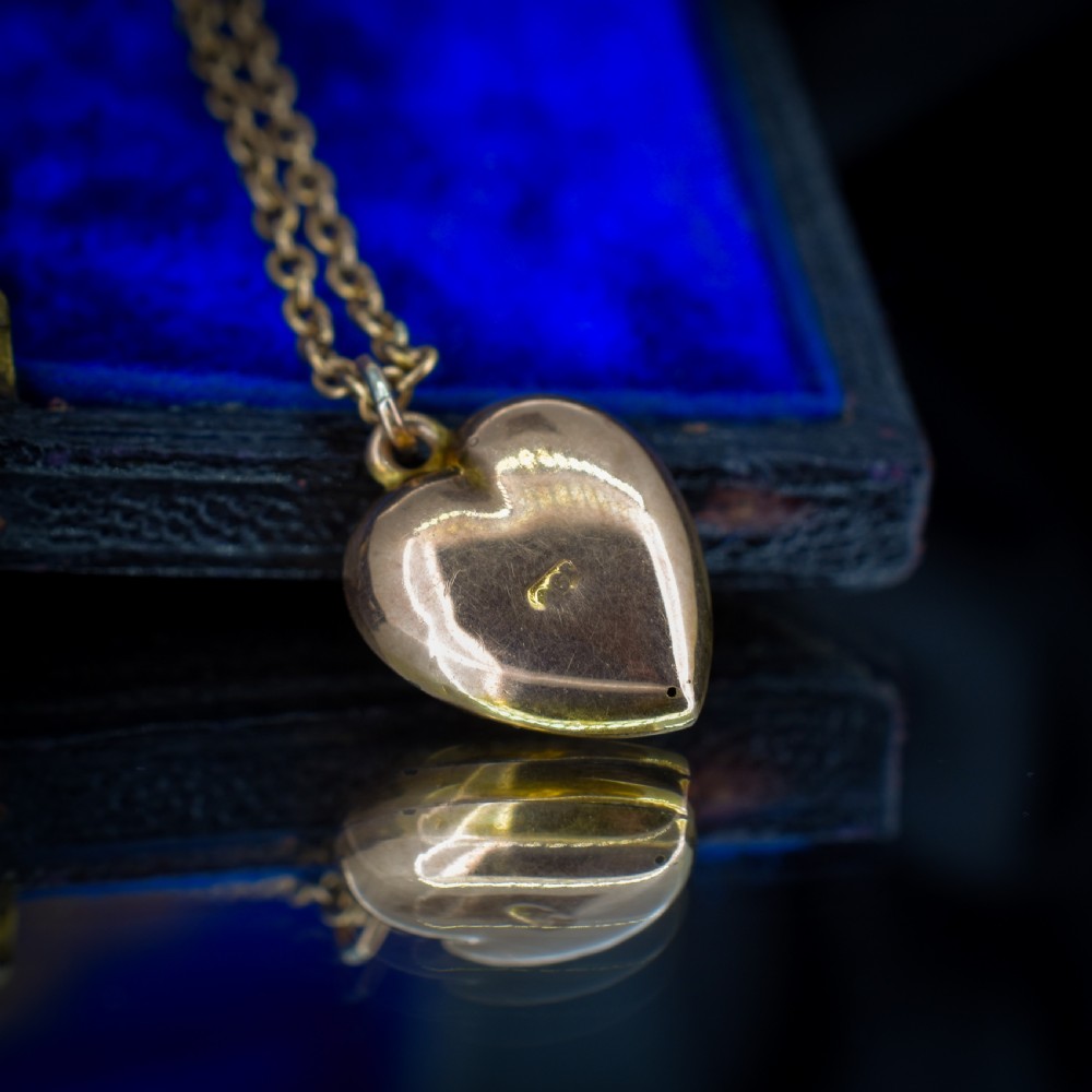 An antique 9ct yellow gold chain necklace with a smooth puffed heart pendant. View X