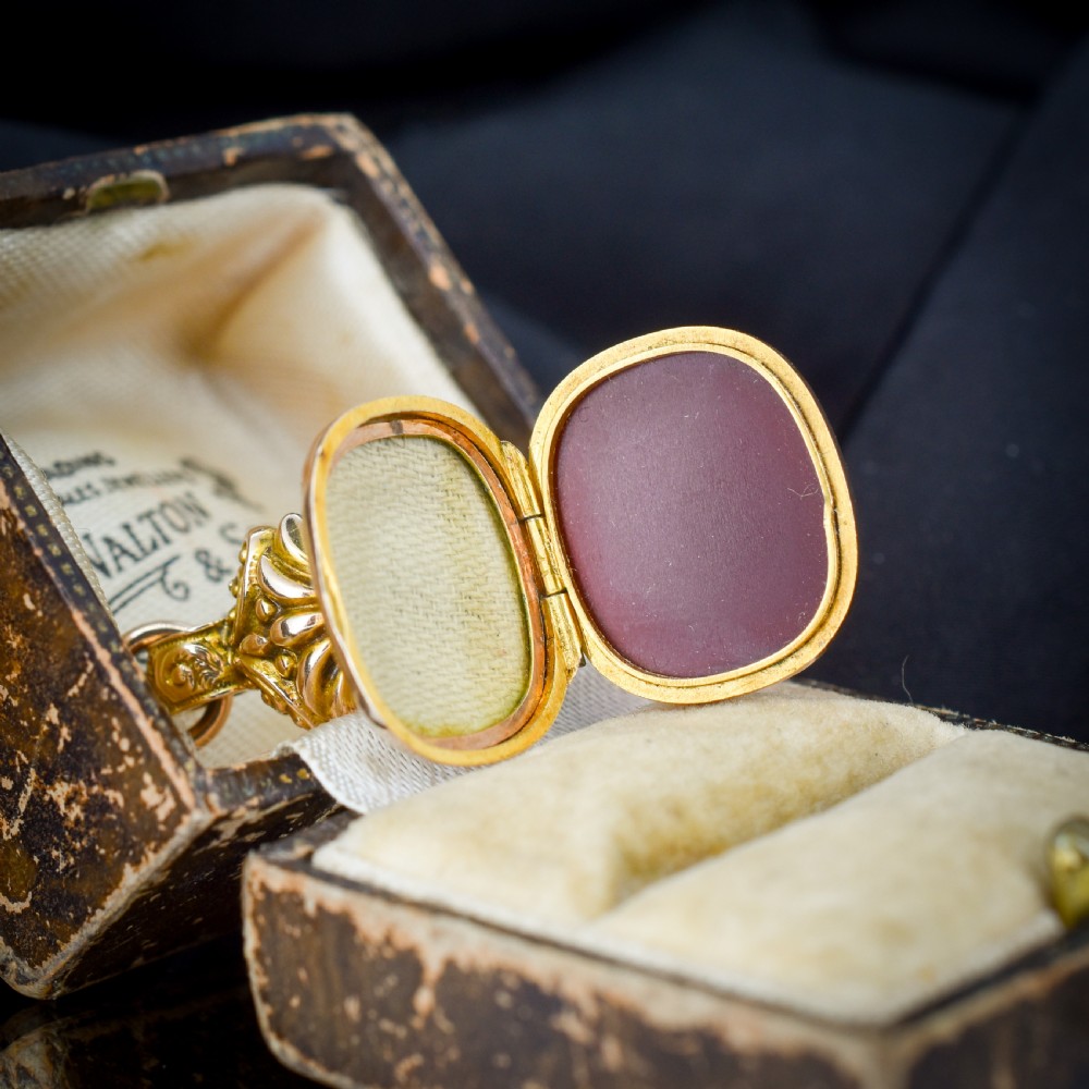 An Edwardian 9ct gold fob featuring chased scrollwork, a top suspension ring, and a carnelian seal base. View II