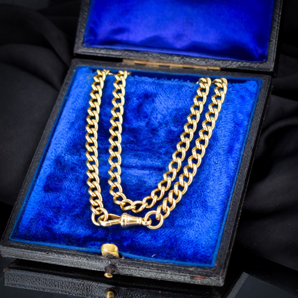 An 18ct yellow gold curb link chain necklace featuring a traditional dog clip fastener.