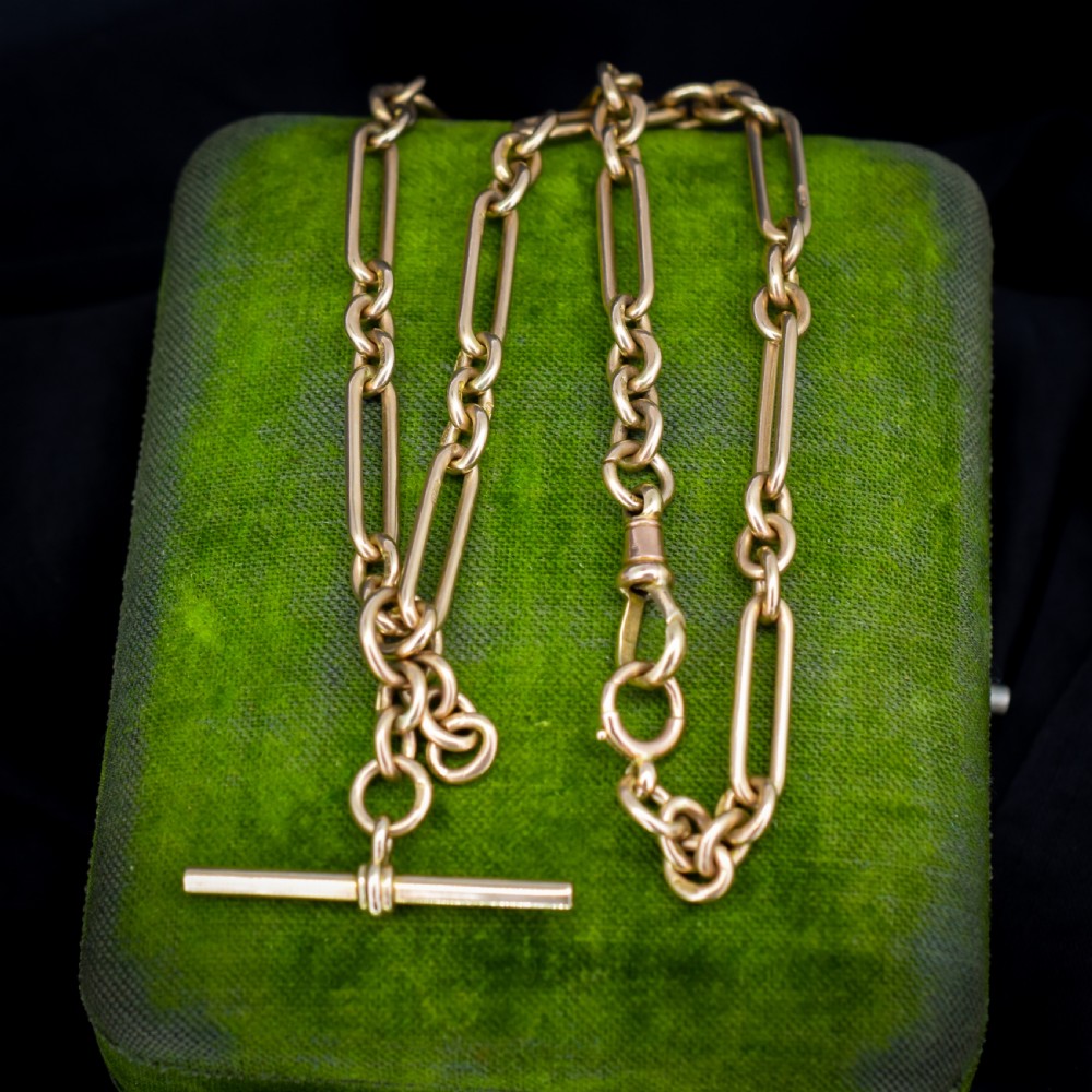 A 9ct yellow gold Art Deco Albert watch chain featuring alternating elongated trombone links, a swivel clasp, and a T-bar. View VII