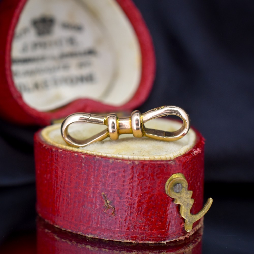 A double-ended 9ct yellow gold dog clip clasp featuring a polished surface and central moulded collar.