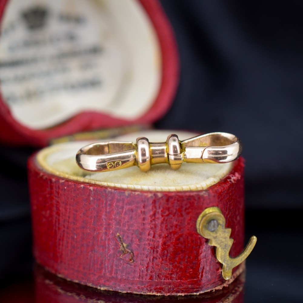 A double-ended 9ct yellow gold dog clip clasp featuring a polished surface and central moulded collar. View III
