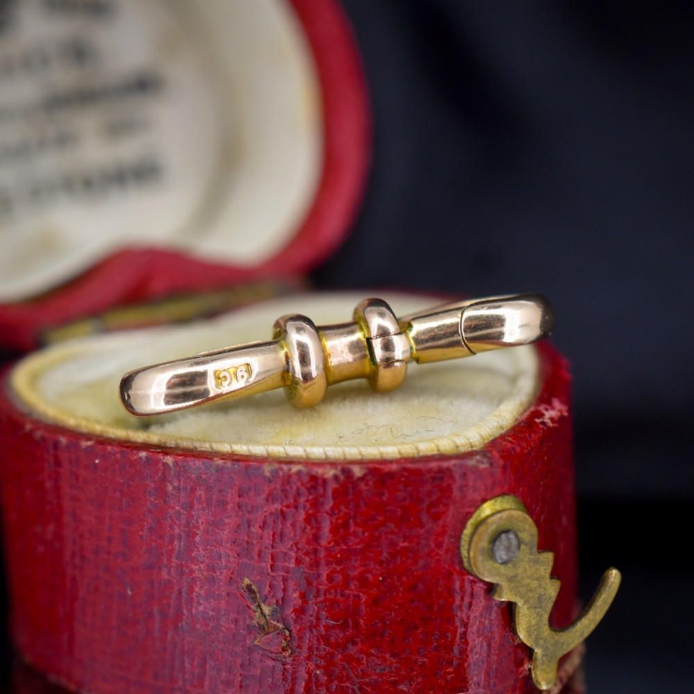 A double-ended 9ct yellow gold dog clip clasp featuring a polished surface and central moulded collar. View IV