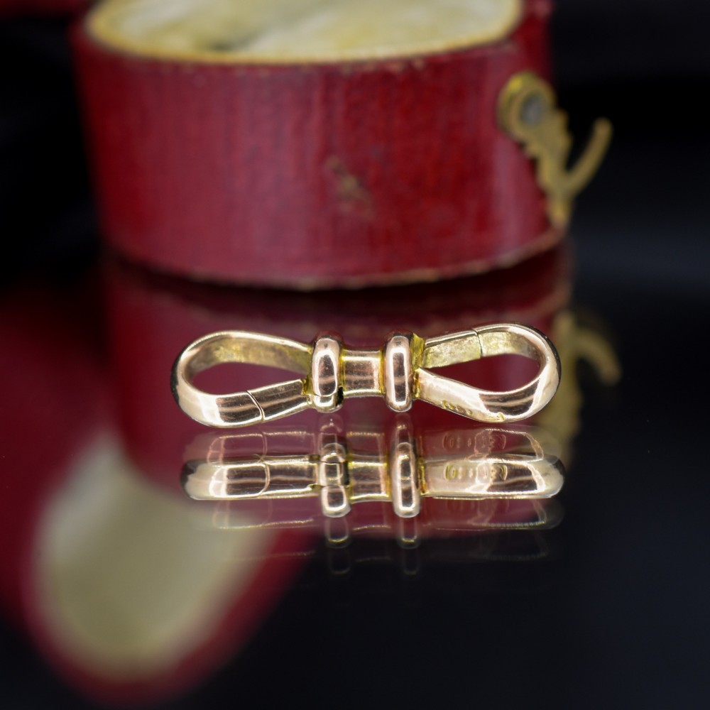 A double-ended 9ct yellow gold dog clip clasp featuring a polished surface and central moulded collar. View V