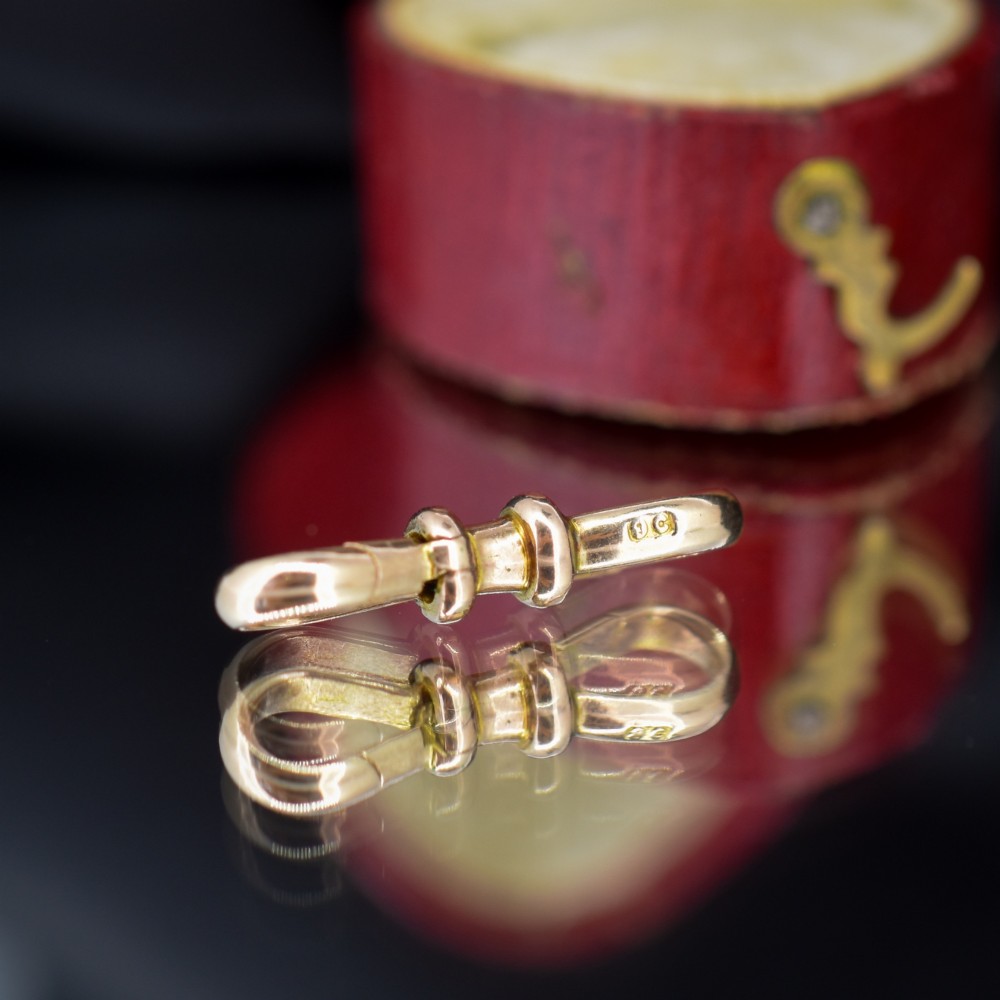 A double-ended 9ct yellow gold dog clip clasp featuring a polished surface and central moulded collar. View VI