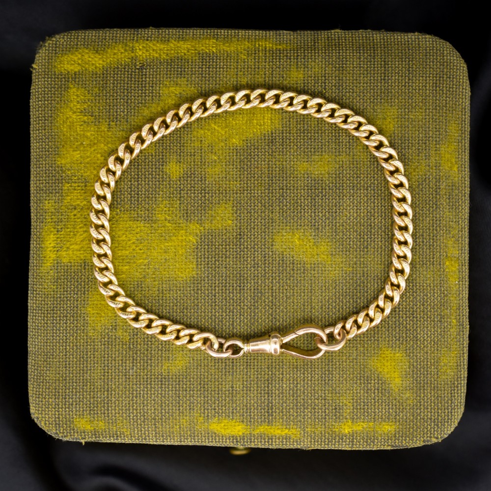 An antique 9ct yellow gold curb link chain bracelet fitted with a dog clip swivel clasp.