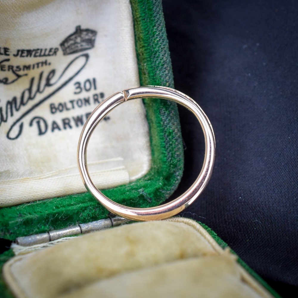 A circular 9ct gold split ring measuring 20 millimetres with a double-coiled wire design.