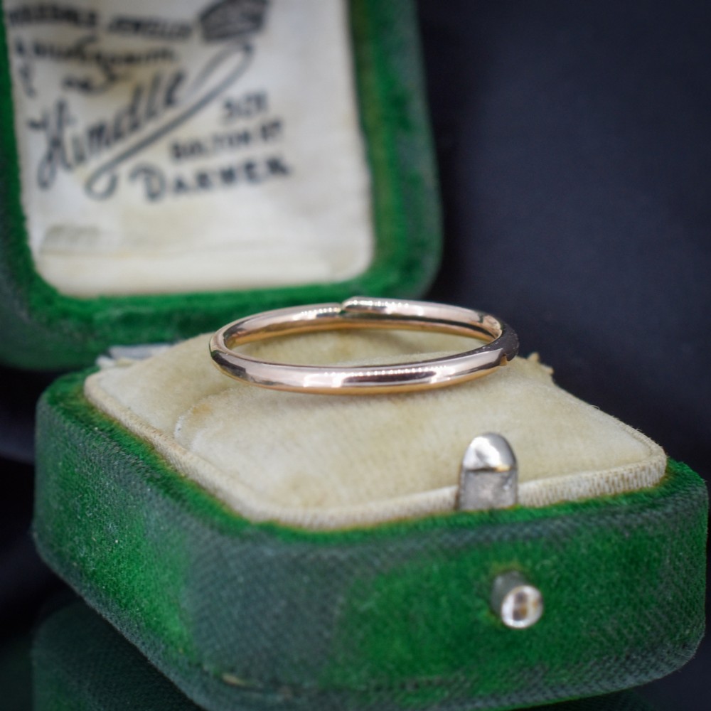 A circular 9ct gold split ring measuring 20 millimetres with a double-coiled wire design. View II