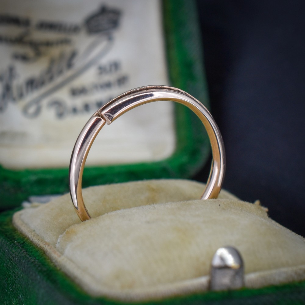A circular 9ct gold split ring measuring 20 millimetres with a double-coiled wire design. View III
