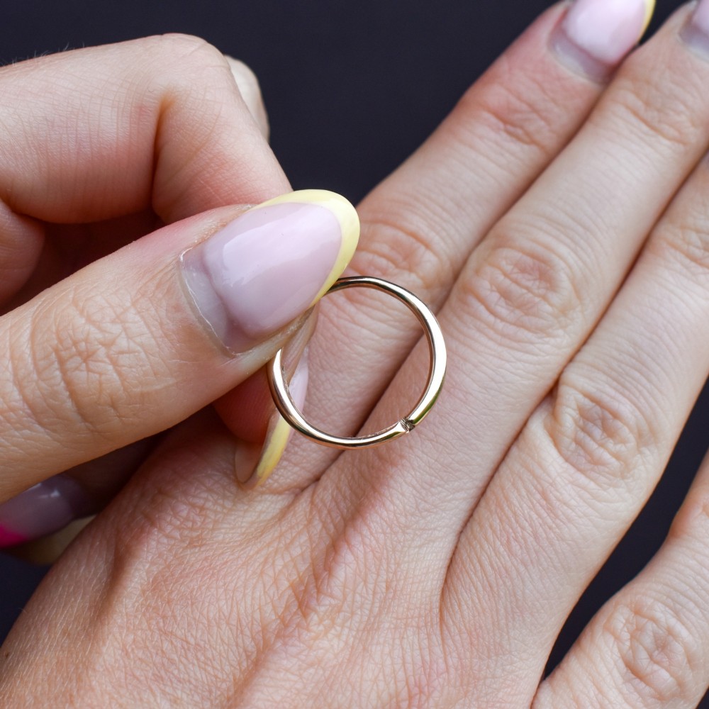 A circular 9ct gold split ring measuring 20 millimetres with a double-coiled wire design. View VI